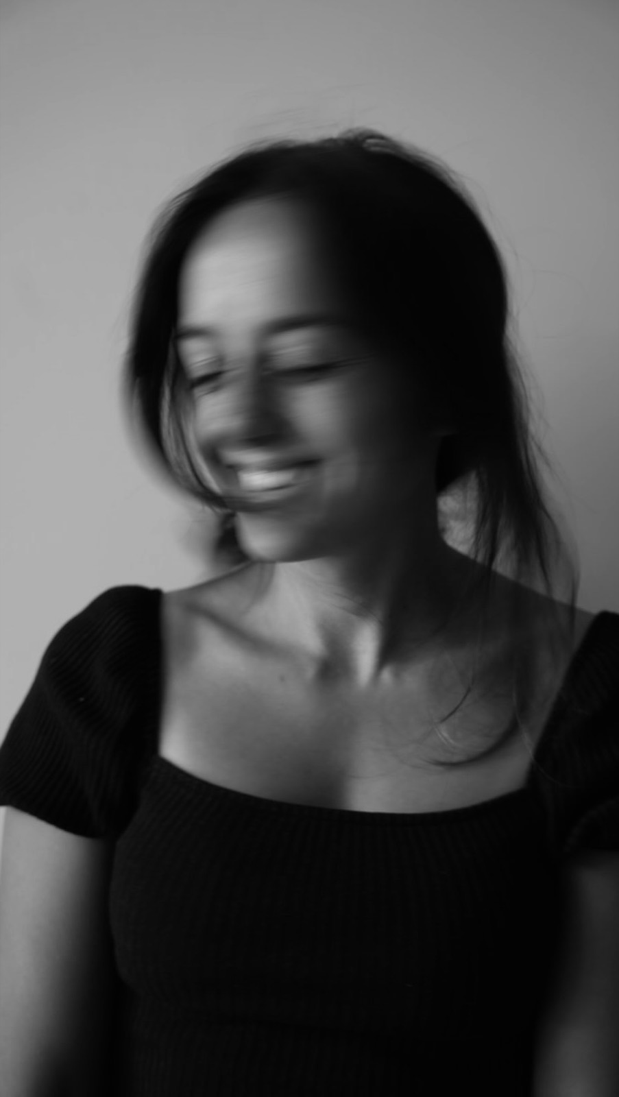 Sementha Begic, Fotografin von 27 Elf – Fotografie, lächelnd in Schwarzweiss