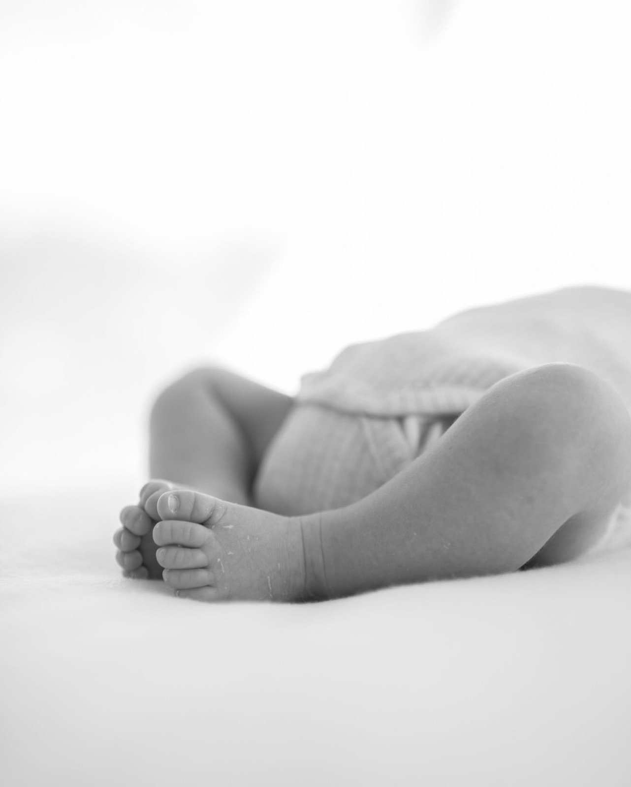 Kleine Füsse eines Neugeborenen, Schwarzweiss